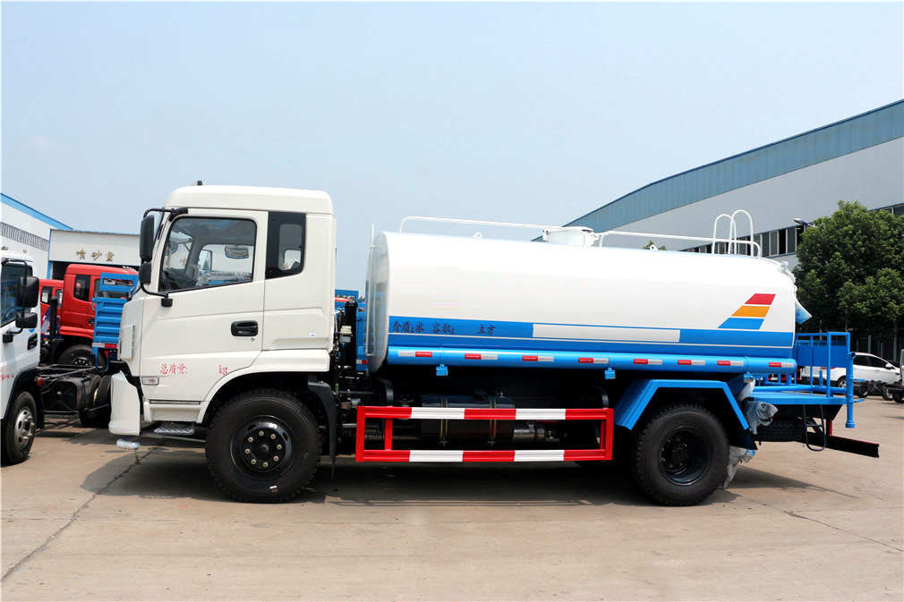 東風專底灑水車(12方)