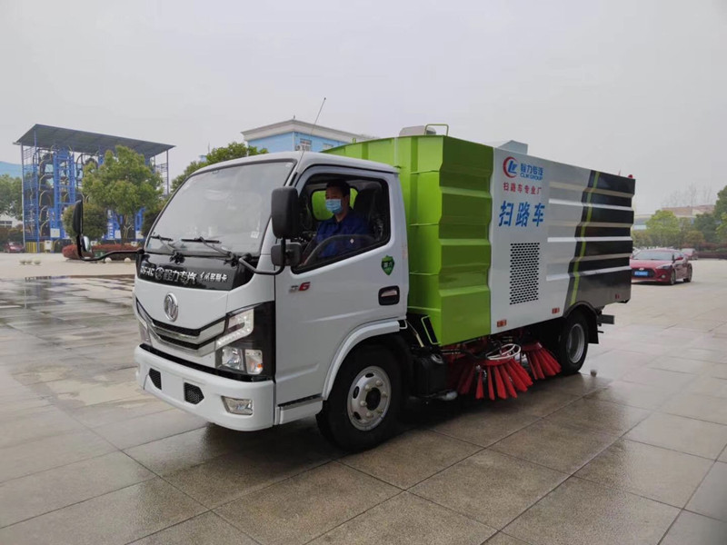 東風(fēng)小多利卡掃路車（1.5方水罐，4方塵罐）