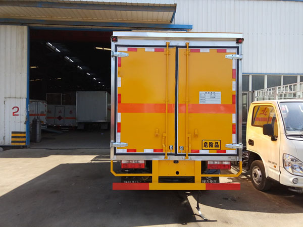 多利卡4.1米(3.4噸)液體廂式車(chē)