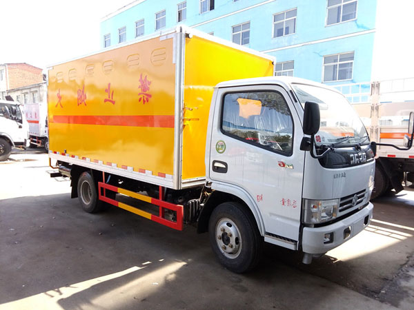 多利卡4.1米(3.4噸)液體廂式車(chē)