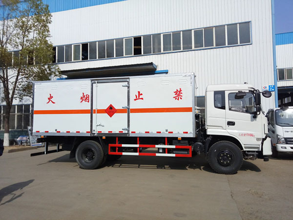 東風6.1米(9噸)液體廂式車