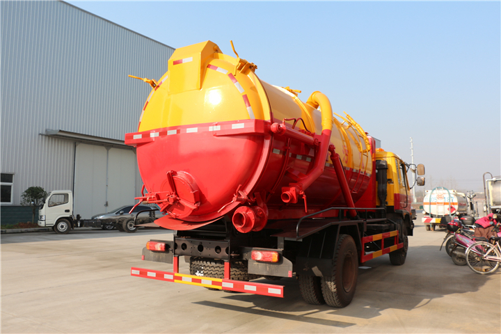 東風(fēng)國(guó)五8方吸污車(chē)