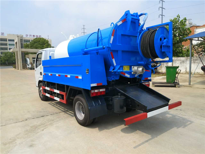 東風小多利卡吸污車