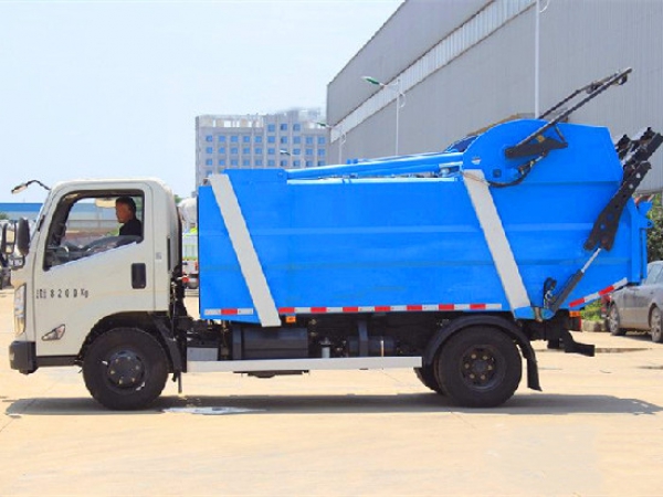 江鈴凱銳國(guó)六無泄漏壓縮式垃圾車