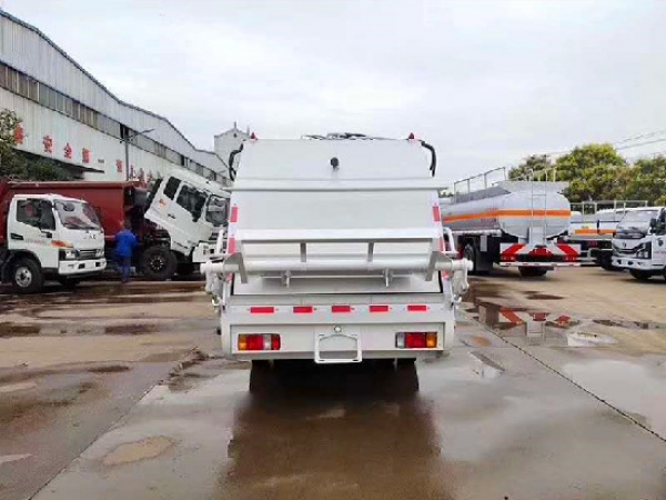 五十鈴100P國(guó)六6方壓縮式垃圾車(chē)