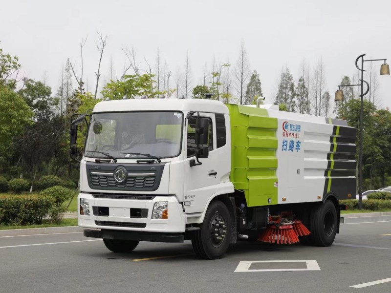東風天錦掃路車(4方水罐8方塵罐)